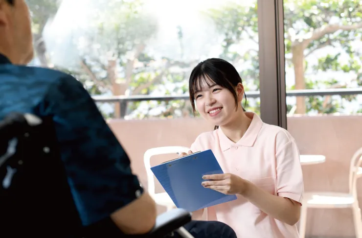 介護スタッフのユニフォーム(制服)の例